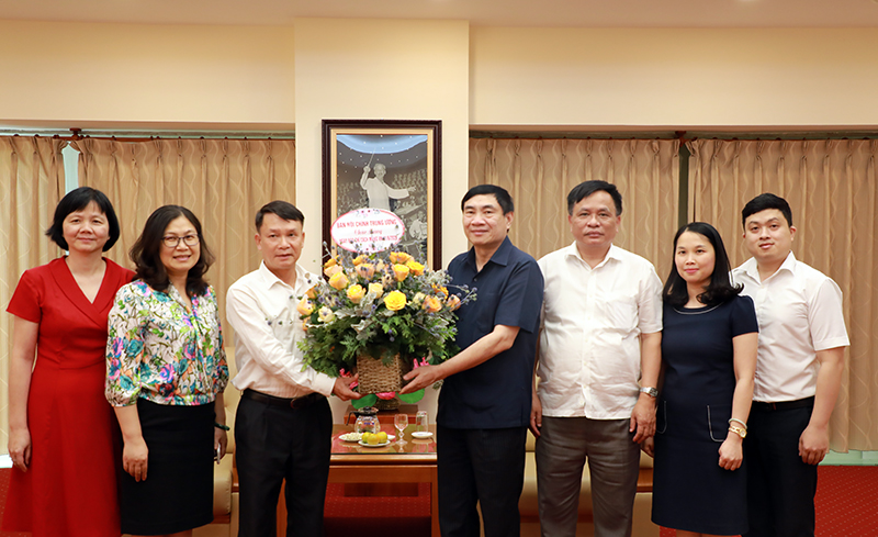 Đồng chí Trần Quốc Cường, Ủy viên Trung ương Đảng, Phó trưởng Ban Nội chính Trung ương chúc mừng Thông tấn xã Việt Nam kỷ niệm 95 năm Ngày Báo chí cách mạng Việt Nam