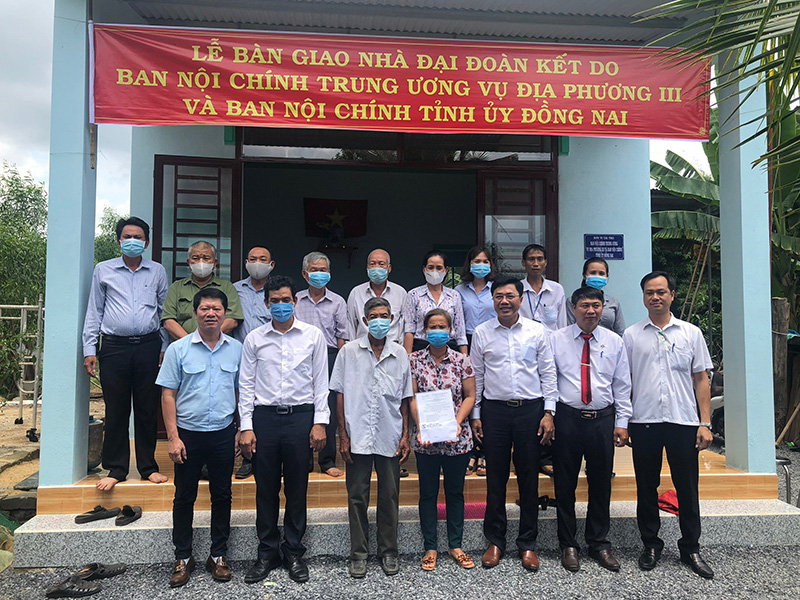 Đại diện Tổ Công đoàn Vụ địa phương III – Ban Nội chính Trung ương và Lãnh đạo Ban Nội chính Tỉnh ủy Đồng Nai hỗ trợ gia đình bà Đặng Thị Phượng, thuộc hộ nghèo Tổ 7, khu phố 2, thị trấn Vĩnh An, huyện Vĩnh Cửu, tỉnh Đồng Nai