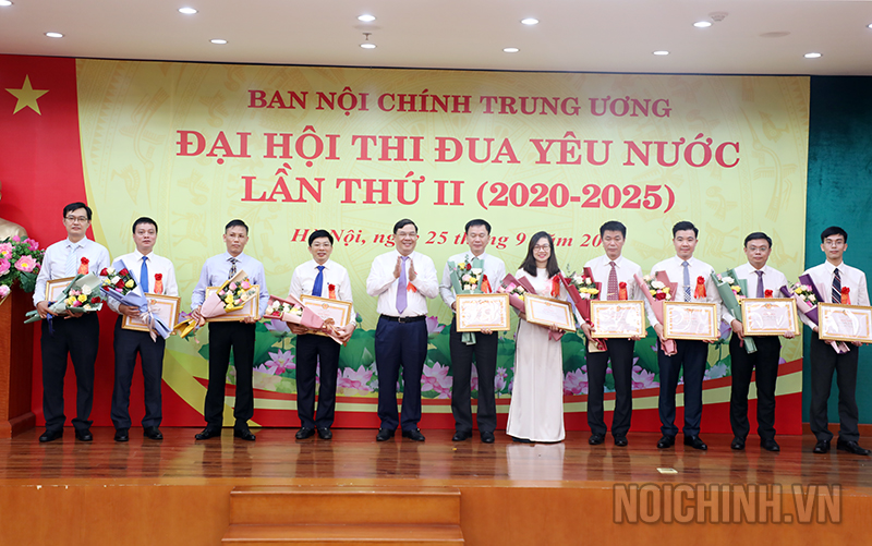 Đồng chí Phạm Gia Túc, Phó trưởng Ban Nội chính Trung ương, Bí thư Đảng ủy Cơ quan Ban Nội chính Trung ương trao Bằng khen của Ban Nội chính Trung ương cho cá nhân có thành tích xuất sắc trong phong trào thi đua yêu nước giai đoạn 2015-2020