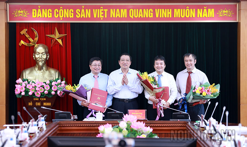 Đồng chí Phan Đình Trạc, Bí thư Trung ương Đảng, Trưởng Ban Nội chính Trung ương trao Quyết định cho các đồng chí: Phạm Nam Tiến, Nguyễn Văn Mạnh và Mai Xuân Bình