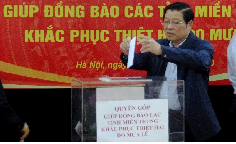 Đồng chí Phan Đình Trạc, Bí thư Trung ương Đảng, Trưởng Ban Nội chính Trung ương, Phó Trưởng ban Thường trực Ban Chỉ đạo Trung ương về phòng, chống tham nhũng, Phó Trưởng ban Thường trực Ban Chỉ đạo Cải cách tư pháp Trung ương quyên góp ủng hộ đồng bào miền Trung khắc phục hậu quả thiên tai.