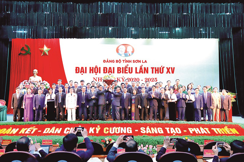 Đồng chí Phan Đình Trạc, Bí thư Trung ương Đảng, Trưởng Ban Nội chính Trung ương tặng hoa chúc mừng Ban Chấp hành Đảng bộ tỉnh Sơn La khóa XV