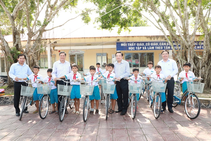 Các đồng chí: Phan Đình Trạc, Bí thư Trung ương Đảng, Trưởng Ban Nội chính Trung ương; Phạm Gia Túc, Phó trưởng Ban Nội chính Trung ương; Lê Quang Mạnh, Bí thư Thành ủy Cần Thơ; Phạm Văn Hiểu, Phó Bí thư Thường trực Thành ủy, chủ tịch HĐND thành phố Cần Thơ trao xe đạp cho các em học sinh 