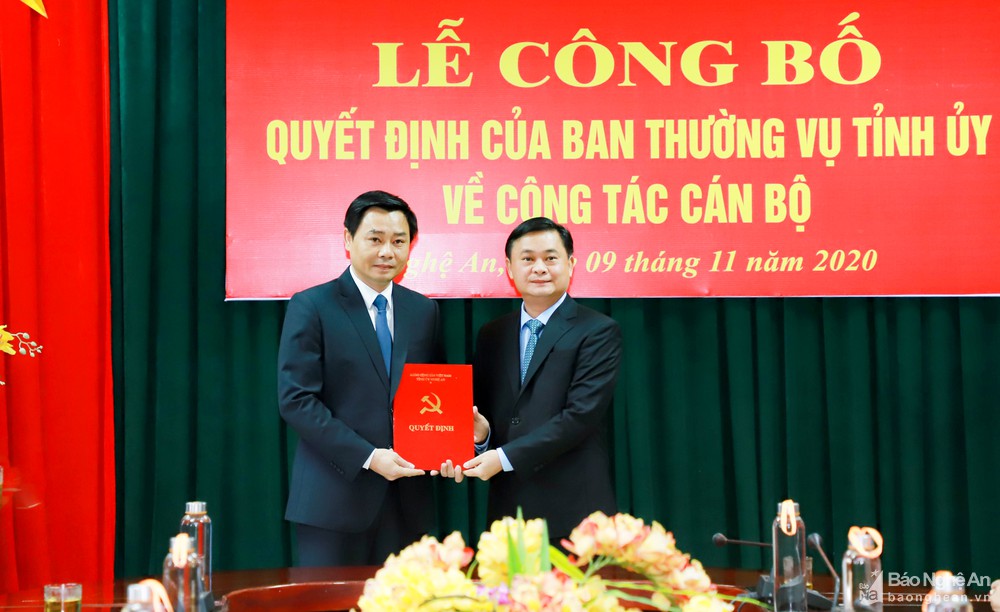 Đồng chí Thái Thanh Quý, Ủy viên dự khuyết Trung ương Đảng, Bí thư Tỉnh ủy trao Quyết định của Ban Thường vụ Tỉnh ủy Nghệ An điều động, phân công đồng chí Hồ Lê Ngọc giữ chức Trưởng Ban Nội chính Tỉnh ủy