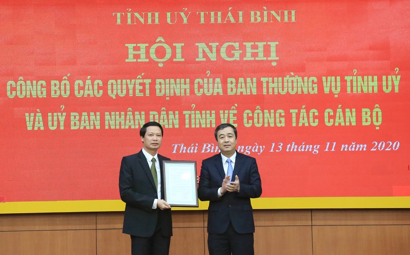 Đồng chí Ngô Đông Hải, Ủy viên dự khuyết Trung ương Đảng, Bí thư Tỉnh ủy Thái Bình trao Quyết định cho đồng chí Hoàng Thái Phúc, Trưởng Ban Nội chính Tỉnh ủy  Thái Bình