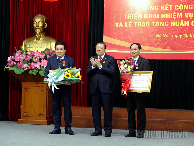 Đồng chí  Phan Đình Trạc, Bí thư Trung ương Đảng, Trưởng Ban Nội chính Trung ương trao tặng Huân chương Lao động hạng Ba của Chủ tịch nước cho đồng chí Nguyễn Văn Yên, Vụ trưởng Vụ 1 và đồng chí Tạ Văn Giang, Vụ trưởng Vụ 3