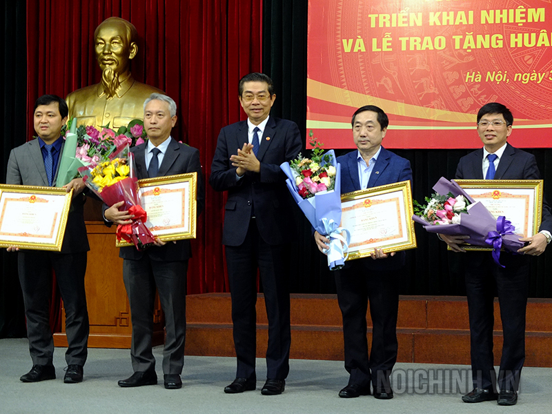 Đồng chí Võ Văn Dũng, Ủy viên Trung ương Đảng, Phó Trưởng ban Thường trực Ban Nội chính Trung ương trao Bằng khen của Thủ tướng Chính phủ cho tập thể, cá nhân có thành tích xuất sắc