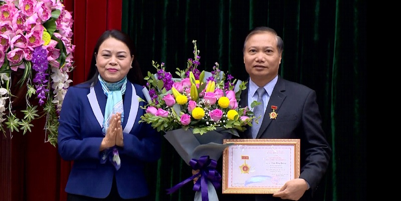 Đồng chí Nguyễn Thị Thu Hà, Bí thư Tỉnh ủy trao Kỷ niệm chương “Vì sự nghiệp Nội chính Đảng” cho đồng chí Trần Hồng Quảng, Phó Bí thư Thường trực Tỉnh ủy, Chủ tịch HĐND tỉnh