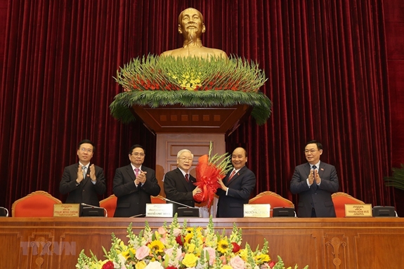 Thay mặt Bộ Chính trị, đồng chí Nguyễn Xuân Phúc, Thủ tướng Chính phủ tặng hoa chúc mừng đồng chí Nguyễn Phú Trọng được tín nhiệm bầu làm Tổng Bí thư Ban Chấp hành Trung ương Đảng Cộng sản Việt Nam khóa XIII