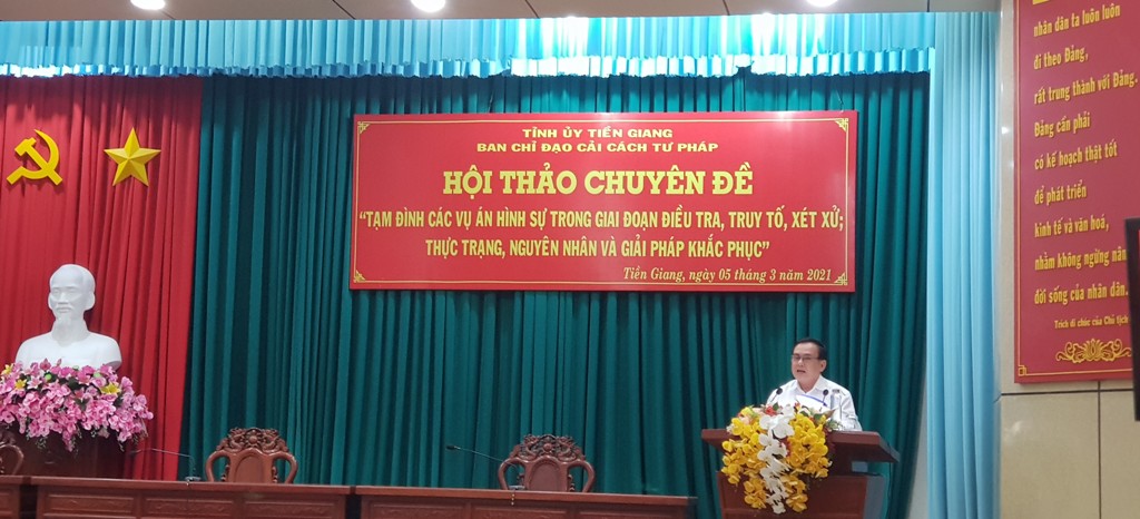 Đồng chí Võ Văn Bình Phó Bí thư Thường trực Tỉnh ủy, Trưởng Ban Chỉ đạo Cải cách tư pháp tỉnh phát biểu kết luận Hội thảo