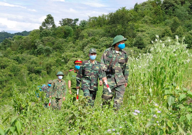 Bộ đội Biên phòng tỉnh Điện Biên phối hợp cùng các lực lượng thực hiện nhiệm vụ tuần tra, bảo vệ an ninh biên giới, giữ vững chủ quyền lãnh thổ và làm tốt công tác phòng, chống dịch COVID-19_Ảnh: TTXVN