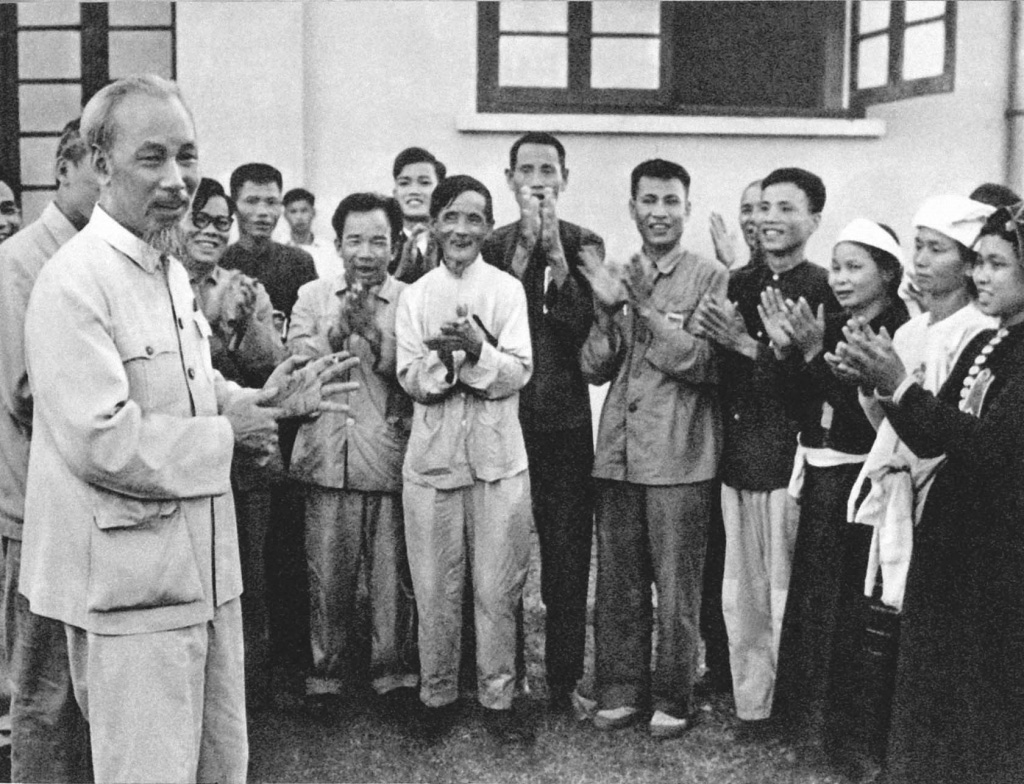 Chủ tịch Hồ Chí Minh nói chuyện với các anh hùng và chiến sĩ thi đua nông nghiệp (27/5/1957)-Nguồn: hochiminh.vn