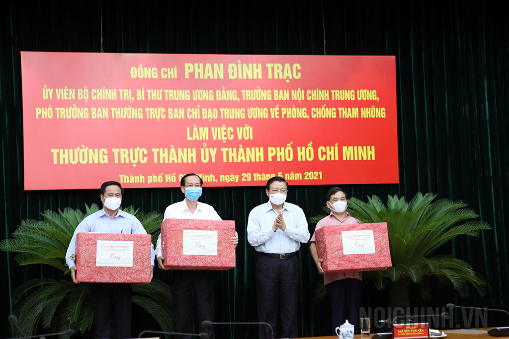 Đồng chí Phan Đình Trạc, Ủy viên Bộ Chính trị, Bí thư Trung ương Đảng, Trưởng Ban Nội chính Trung ương, Phó Trưởng ban Thường trực Ban Chỉ đạo Trung ương về phòng, chống tham nhũng trao phần thưởng của Ban Chỉ đạo cho các đơn vị có thành tích trong công tác tham mưu, truy tố, xét xử các vụ án thuộc diện Ban Chỉ đạo Trung ương về phòng, chống tham nhũng theo dõi, chỉ đạo