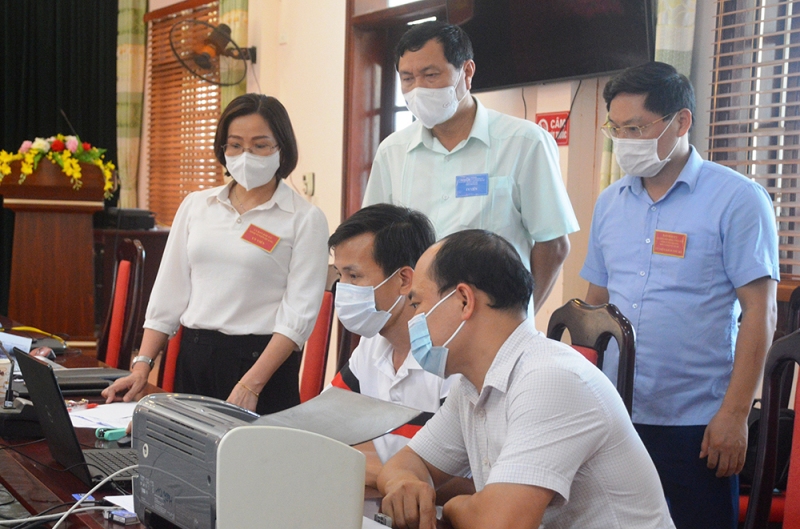 Đồng chí Phùng Tiến Quân, Ủy viên Ban Thường vụ, Trưởng Ban Nội chính Tỉnh ủy Tuyên Quang kiểm tra  điểm Bầu cử đại biểu Quốc hội khóa XV và đại biểu HĐND các cấp, nhiệm kỳ 2021-2026 tại huyện Yên Sơn (tháng 5/2021)