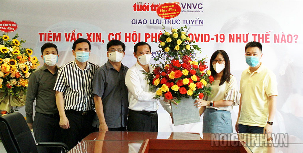 Đồng chí Nguyễn Thái Học, Phó trưởng Ban Nội chính Trung ương, Ủy viên Ban Chỉ đạo Cải cách tư pháp Trung ương chúc mừng Văn phòng đại diện Báo Tuổi Trẻ Thành phố Hồ Chí Minh tại Hà Nội  