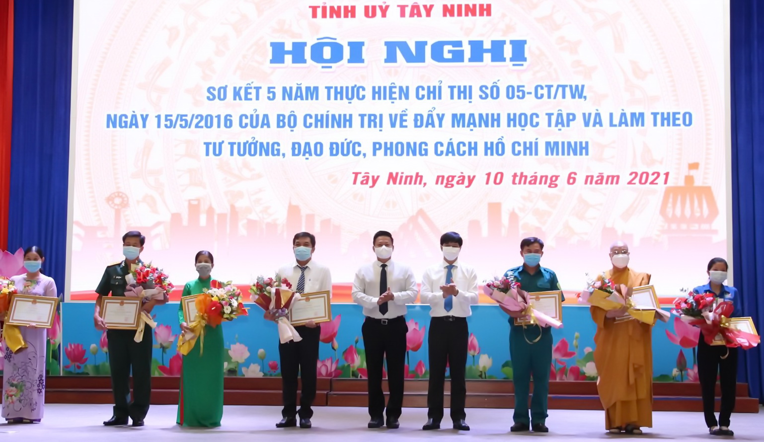 Lãnh đạo tỉnh Tây Ninh trao bằng khen cho các tập thể đạt thành tích trong thực hiện Chỉ thị số 05-CT/TW của Bộ Chính trị 