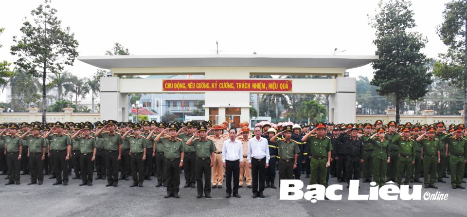 Công an tỉnh cùng các đồng chí lãnh đạo tỉnh Bạc Liêu chào cờ tại lễ ra quân tấn công, trấn áp tội phạm năm 2021