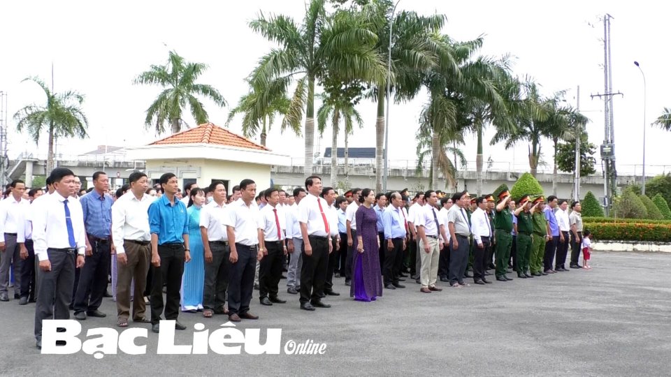 Lễ chào cờ và tuyên dương các tập thể, cá nhân điển hình tiêu biểu trong học tập và làm theo Bác ở thị xã Giá Rai, tỉnh Bạc Liêu