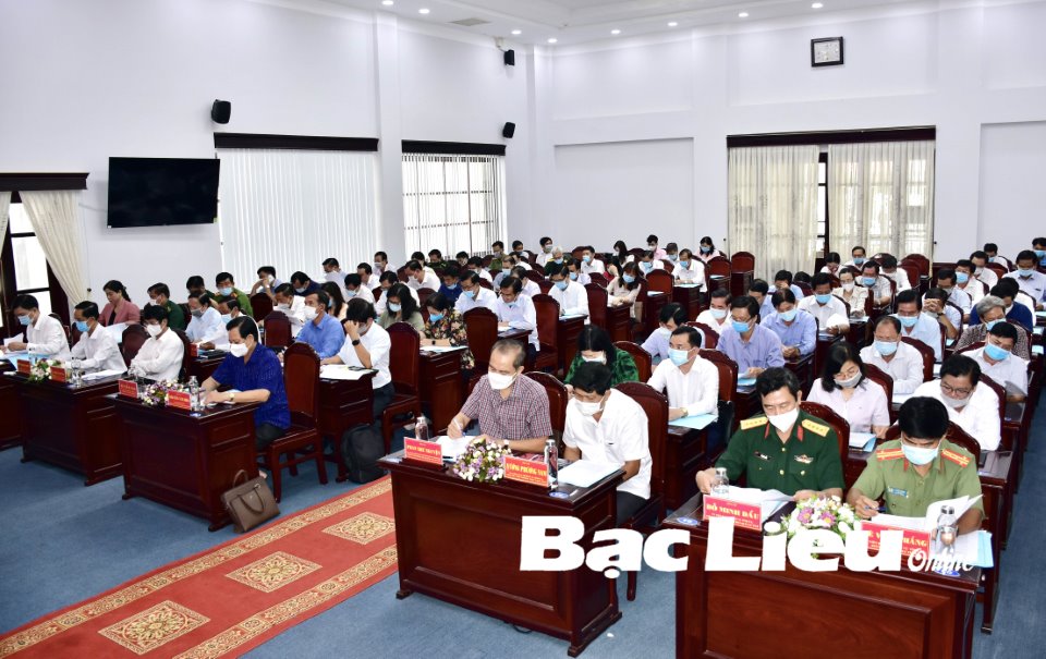 Các đại biểu dự Hội nghị sơ kết thực hiện Nghị quyết Trung ương 4 (khóa XII) của Tỉnh ủy Bạc Liêu