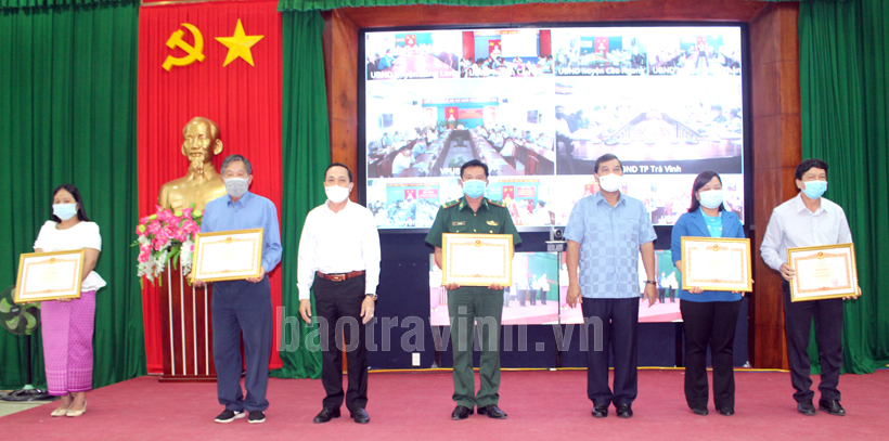 Lãnh đạo Tỉnh ủy Trà Vinh trao bằng khen cho các tập thể, cá nhân có thành tích trong thực hiện Chỉ thị 05-CT/TW của Bộ Chính trị