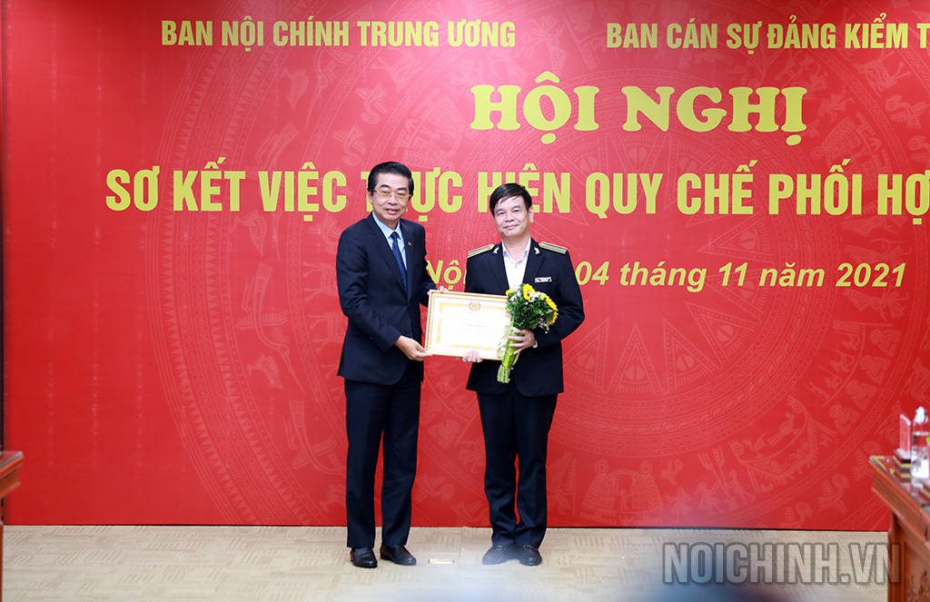 Đồng chí Võ Văn Dũng, Ủy viên Trung ương Đảng, Phó Trưởng ban Thường trực Ban Nội chính Trung ương trao tặng Bằng khen của Trưởng Ban Nội chính Trung ương cho đồng chí Dương Quang Chính, Chánh Thanh tra Kiểm toán Nhà nước