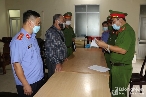 Cơ quan điều tra tỉnh Nghệ An tống đạt quyết định khởi tố bị can và thi hành lệnh bắt tạm giam đối với ông Nguyễn Đình Khang - Trưởng ban Quản lý dự án Khu đô thị Minh Khang