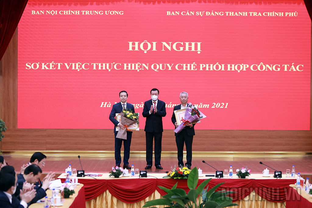 Đồng chí Đoàn Hồng Phong, Ủy viên Trung ương Đảng, Tổng Thanh tra Chính phủ tặng Bằng khen cho tập thể Vụ I và Vụ IV, Ban Nội chính Trung ương đã có những đóng góp tích cực trong thực hiện Quy chế phối hợp giữa Ban Nội chính Trung ương với Ban cán sự đảng Thanh tra Chính phủ đối với sự phát triển ngành Thanh tra Việt Nam