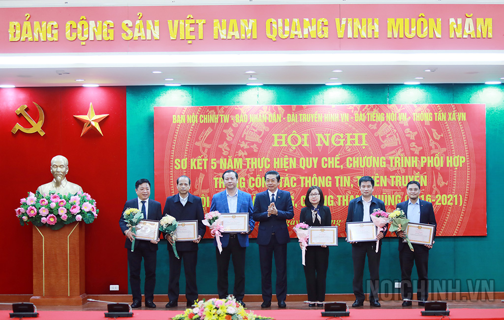 Đồng chí Võ Văn Dũng, Ủy viên Trung ương Đảng, Phó Trưởng ban Thường trực Ban Nội chính Trung ương trao Bằng khen của Trưởng Ban Nội chính Trung ương tặng tập thể thuộc các cơ quan báo chí đã có thành tích xuất sắc trong phối hợp thực hiện nhiệm vụ công tác nội chính và phòng, chống tham nhũng