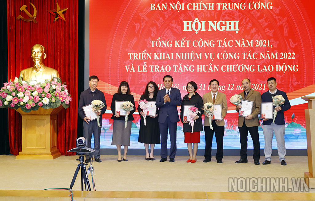 Đồng chí Võ Văn Dũng, Ủy viên Trung ương Đảng, Phó Trưởng ban Thường trực Ban Nội chính Trung ương tặng Kỷ niệm chương “Vì sự nghiệp Nội chính Đảng” tặng các đồng chí cán bộ thuộc Ban