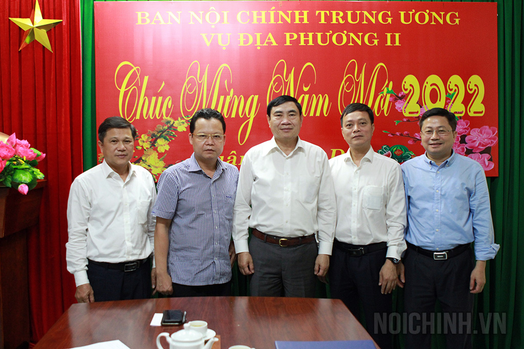 Đồng chí Trần Quốc Cường, Ủy viên Trung ương Đảng, Phó trưởng Ban Nội chính Trung ương chụp ảnh lưu niệm với cán bộ, công chức Vụ Địa phương II