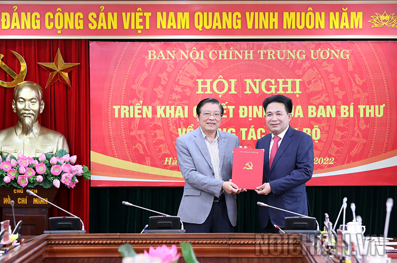 Đồng chí Phan Đình Trạc, Ủy viên Bộ Chính trị, Bí thư Trung ương Đảng, Trưởng Ban Nội chính Trung ương trao Quyết định và chúc mừng đồng chí Nguyễn Văn Yên