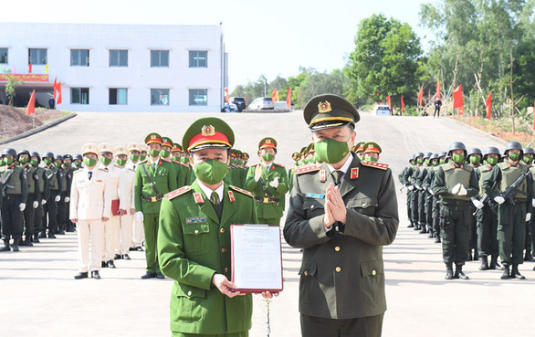 Đại tướng Tô Lâm, Ủy viên Bộ Chính trị, Bí thư Đảng ủy Công an Trung ương, Bộ trưởng Bộ Công an trao quyết định thành lập Trung tâm cho Huấn luyện quốc gia về phòng chống khủng bố cho Trung tướng Phạm Quốc Cương, Tư lệnh Bộ Tư lệnh Cảnh sát cơ động