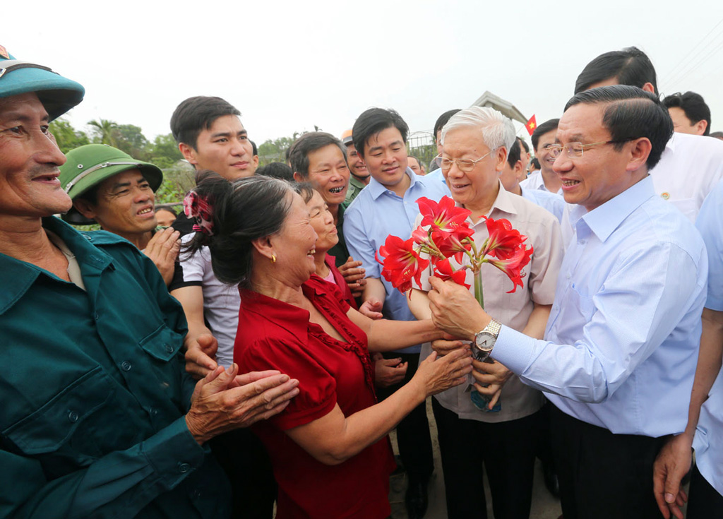 Tổng Bí thư Nguyễn Phú Trọng với nhân dân thôn Tân Văn, xã Tượng Sơn, huyện Thạnh Hà, tỉnh Hà Tĩnh_Ảnh: TTXVN