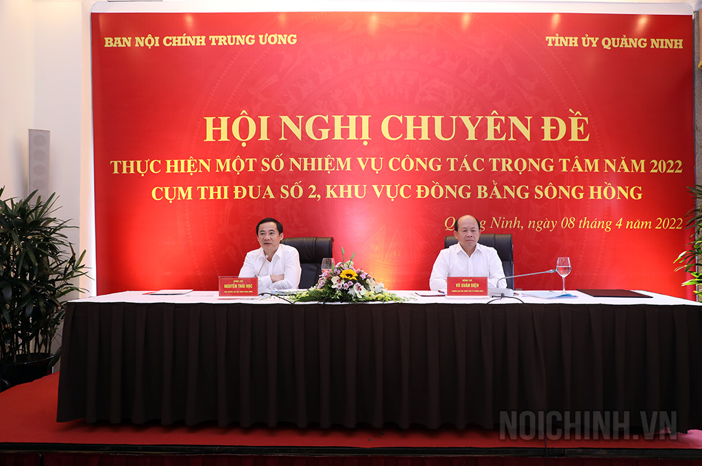 Đồng chí Nguyễn Thái Học, Phó Trưởng Ban Nội chính Trung ương; Vũ Xuân Diện, Ủy viên Ban Thường vụ, Trưởng Ban Nội chính Tỉnh ủy Quảng Ninh, Cụm trưởng Cụm thi đua số 2 chủ trì Hội nghị.