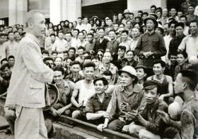 Bác Hồ trò chuyện với cán bộ, công nhân Nhà máy Xe lửa Gia Lâm vào ngày 19/5/1955 tại sân nhà máy. Ảnh: Tư liệu.