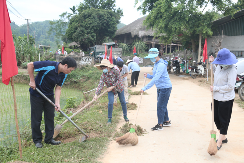 Cán bộ, công chức Ban Nội chính Tỉnh ủy tham gia ngày Cuối tuần cùng nhân dân tại thôn Quyết Thắng, xã Cảm Nhân, huyện Yên Bình. (Ảnh Baoyenbai)