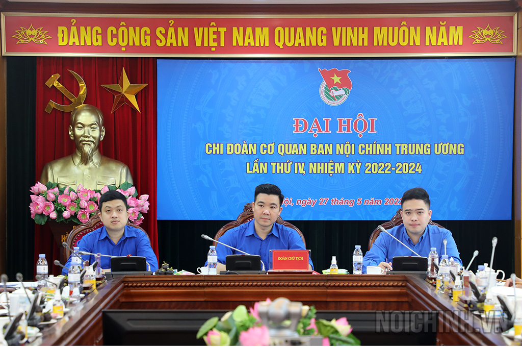 Đoàn Chủ tịch chủ trì Đại hội Chi đoàn