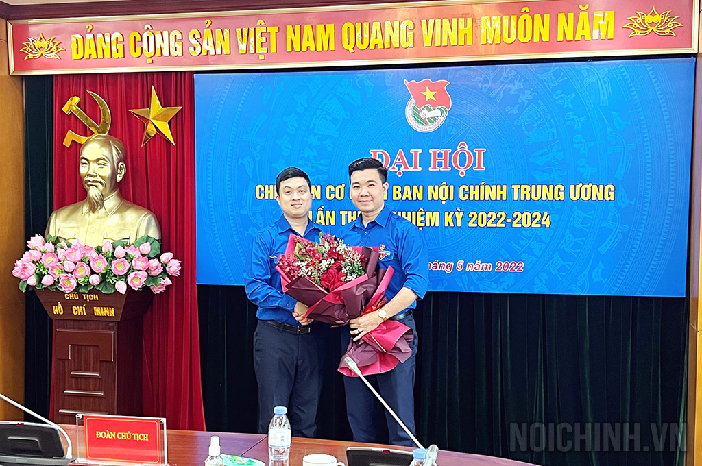 Đồng chí Nguyễn Trọng Giáp, Bí thư Chi đoàn Cơ quan Ban Nội chính Trung ương nhiệm kỳ 2020-2022 chúc mừng đồng chí Lưu Văn Khoa được bầu làm Bí thư Chi đoàn Cơ quan Ban Nội chính Trung ương nhiệm kỳ 2022-2024