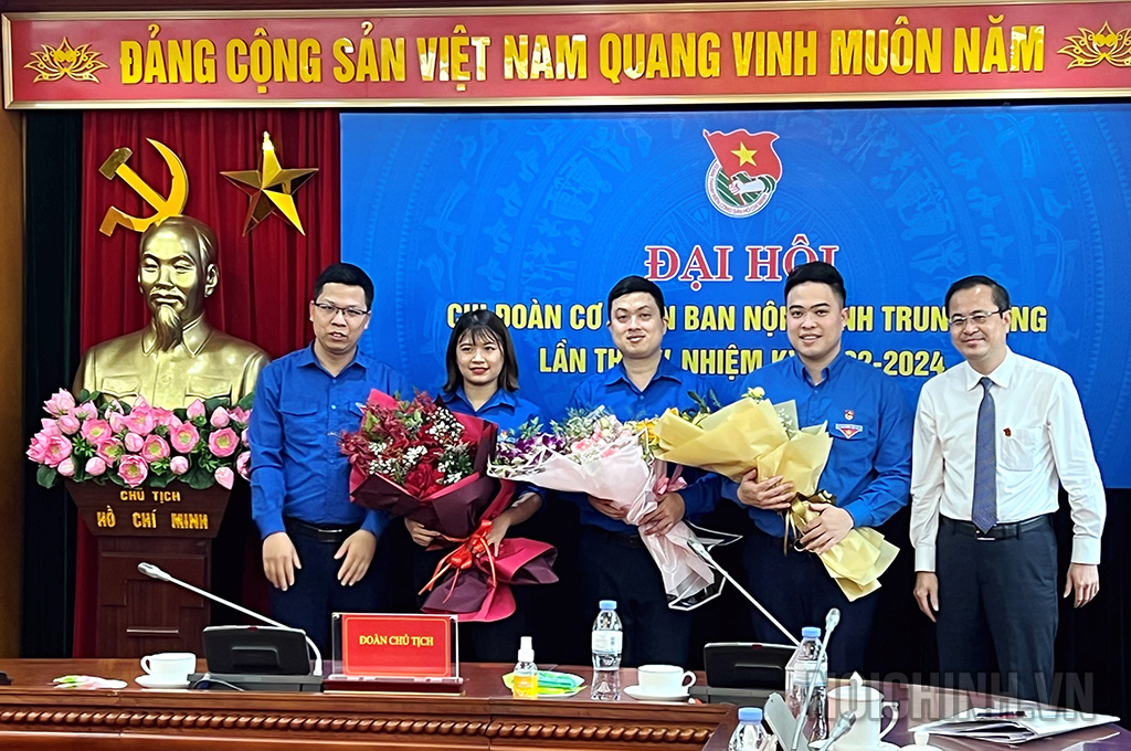 Đồng chí Nguyễn Quang Trường, Đảng ủy viên cơ quan Ban Nội chính Trung ương, Phó Chánh Văn phòng; đồng chí Nguyễn Ngọc Điệp, Ủy viên Ban Thường vụ Đoàn Khối các cơ quan Trung ương, Trưởng Ban Tổ chức - Kiểm tra Đoàn Khối tặng hoa chúc mừng Ban Chấp hành Chi đoàn cơ quan Ban Nội chính Trung ương nhiệm kỳ 2022-2024