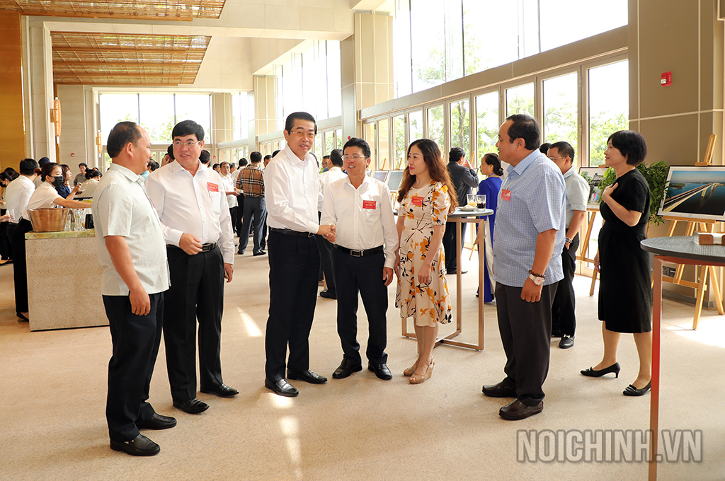 Đồng chí Võ Văn Dũng, Ủy viên Trung ương Đảng, Phó Trưởng ban Thường trực Ban Nội chính Trung ương, Ủy viên Ban Chỉ đạo xây dựng Đề án và đại biểu thảo luận bên lề Hội nghị