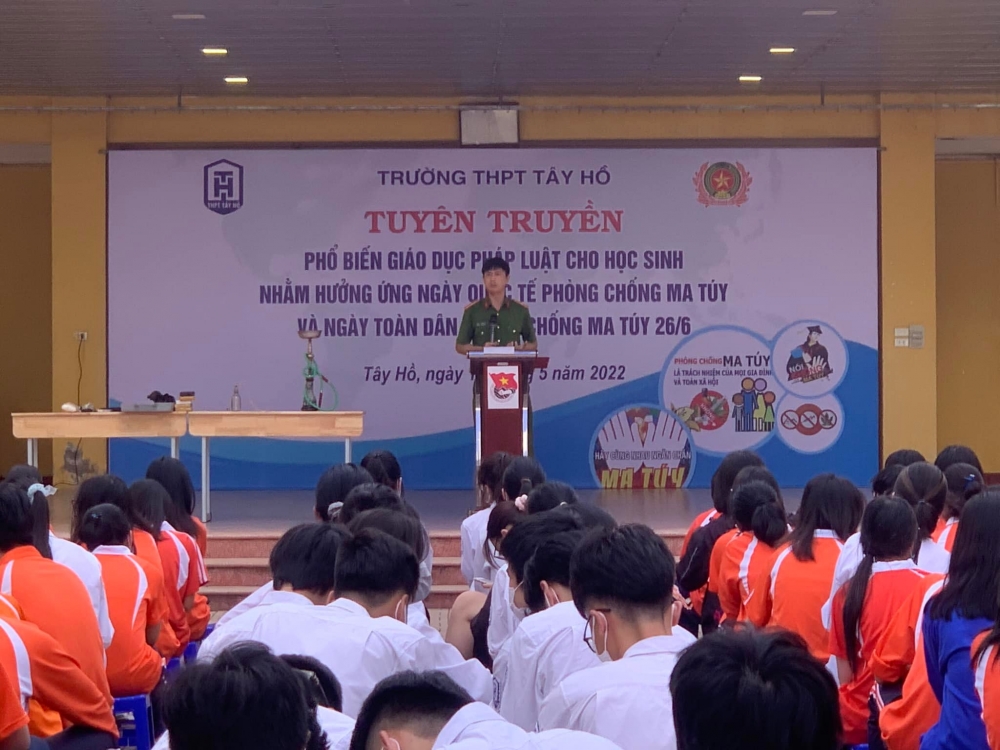 Một buổi tuyên truyền, phổ biến pháp luật cho học sinh của Trường trung học phổ thông Tây Hồ