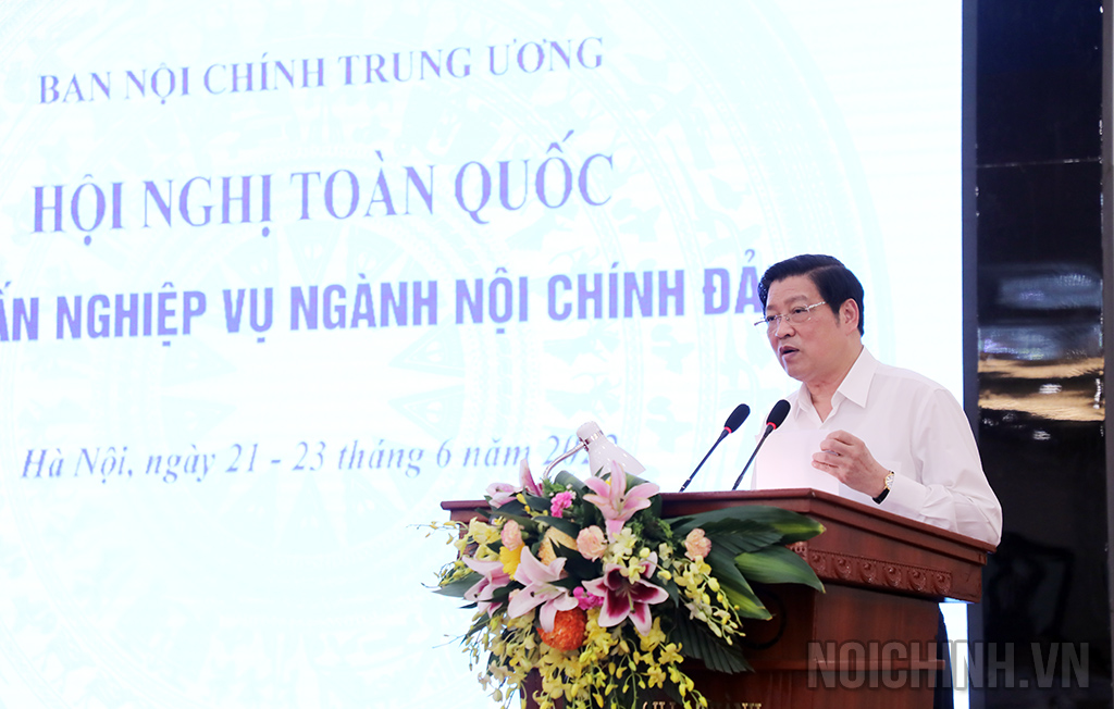 Đồng chí Phan Đình Trạc, Ủy viên Bộ Chính trị, Bí thư Trung ương Đảng, Trưởng Ban Nội chính Trung ương, Phó Trưởng ban Thường trực Ban Chỉ đạo Trung ương về phòng, chống tham nhũng, tiêu cực, Phó Trưởng ban Thường trực Ban Chỉ đạo Cải cách tư pháp Trung ương phát biểu bế mạc Hội nghị