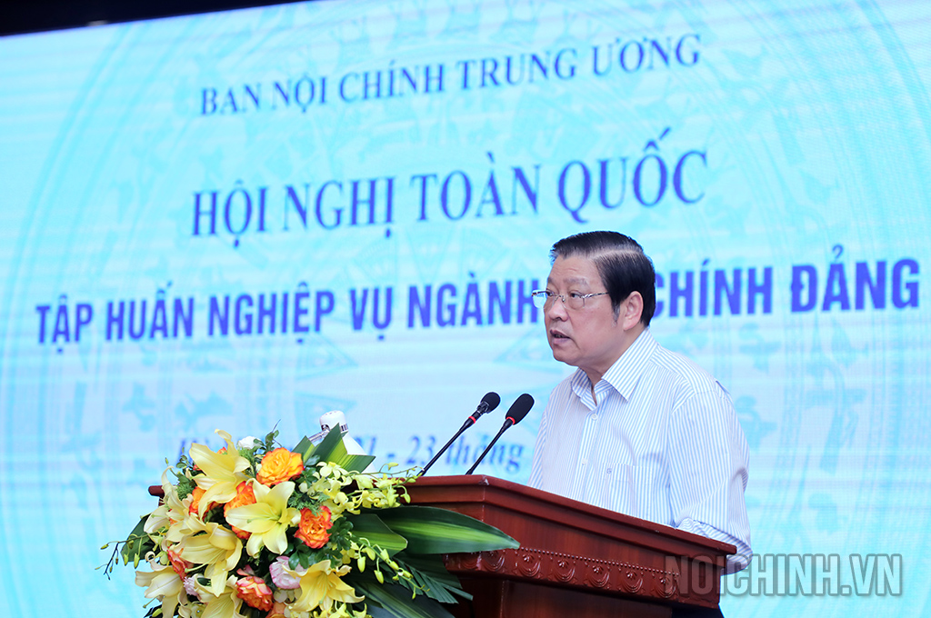 Đồng chí Phan Đình Trạc, Ủy viên Bộ Chính trị, Bí thư Trung ương Đảng, Trưởng Ban Nội chính Trung ương, Phó Trưởng ban Thường trực Ban Chỉ đạo Trung ương về phòng, chống tham nhũng, tiêu cực, Phó Trưởng ban Thường trực Ban Chỉ đạo Cải cách tư pháp Trung ương phát biểu bế mạc Hội nghị