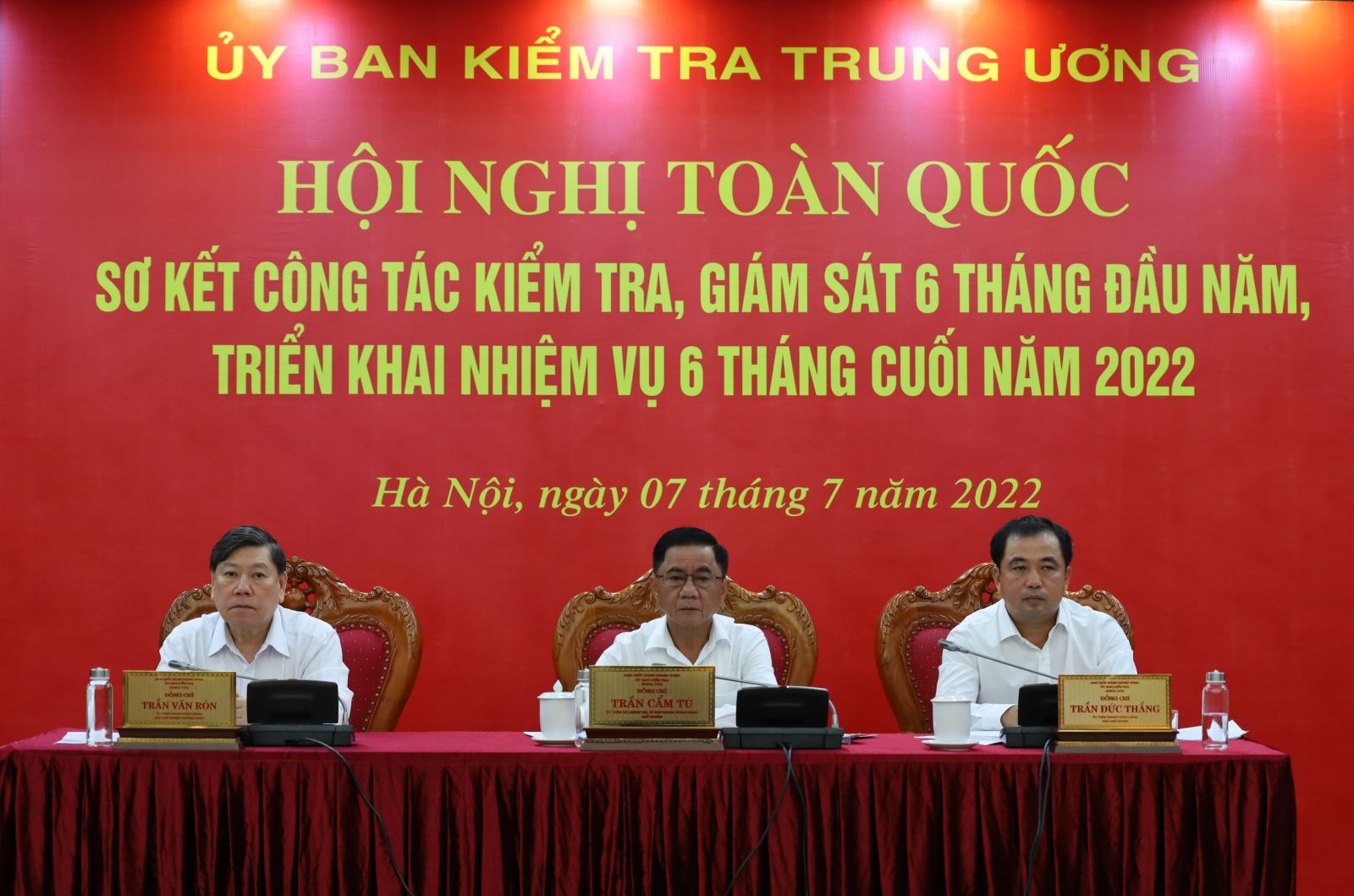 Các đại biểu chủ trì Hội nghị toàn quốc sơ kết công tác kiểm tra, giám sát 6 tháng đầu năm 2022