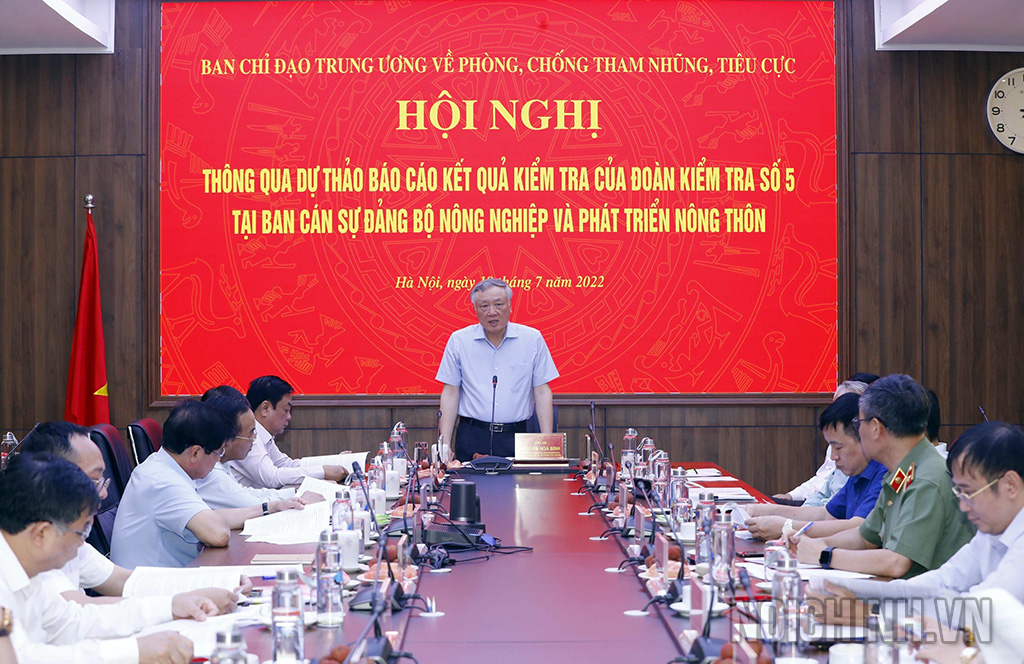 Đồng chí Nguyễn Hòa Bình, Ủy viên Bộ Chính trị, Bí thư Trung ương Đảng, Chánh án Tòa án nhân dân tối cao, Ủy viên Ban Chỉ đạo Trung ương về PCTN, TC, Trưởng Đoàn kiểm tra số 5 phát biểu tại Hội nghị