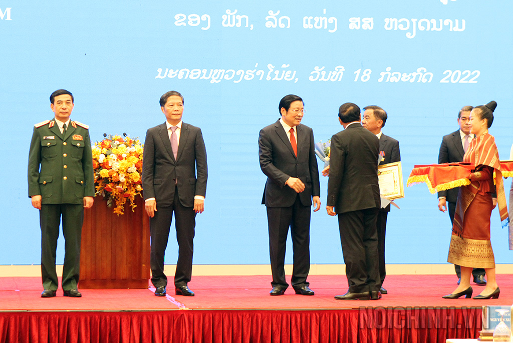 Đồng chí Bounthong Chitmany, Ủy viên Bộ Chính trị, Thường trực Ban Bí thư Trung ương Đảng Nhân dân Cách mạng Lào, Phó Chủ tịch nước Cộng hòa Dân chủ Nhân dân Lào trao tặng Huân chương Tự do Hạng Nhất (ISALA) của Lào cho đồng chí Phan Đình Trạc, Ủy viên Bộ Chính trị, Bí thư Trung ương Đảng, Trưởng Ban Nội chính Trung ương