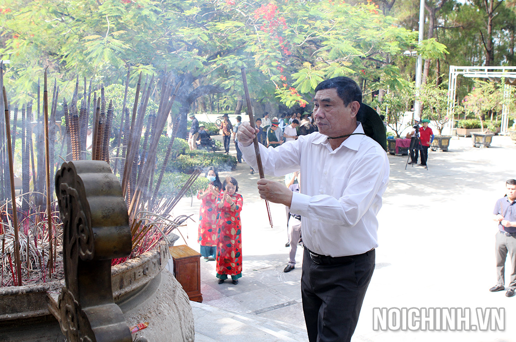 Đồng chí Trần Quốc Cường, Ủy viên Trung ương Đảng, Phó trưởng Ban Nội chính dâng hương tại Nghĩa Trang Quốc gia Trường Sơn, tỉnh Quảng Trị