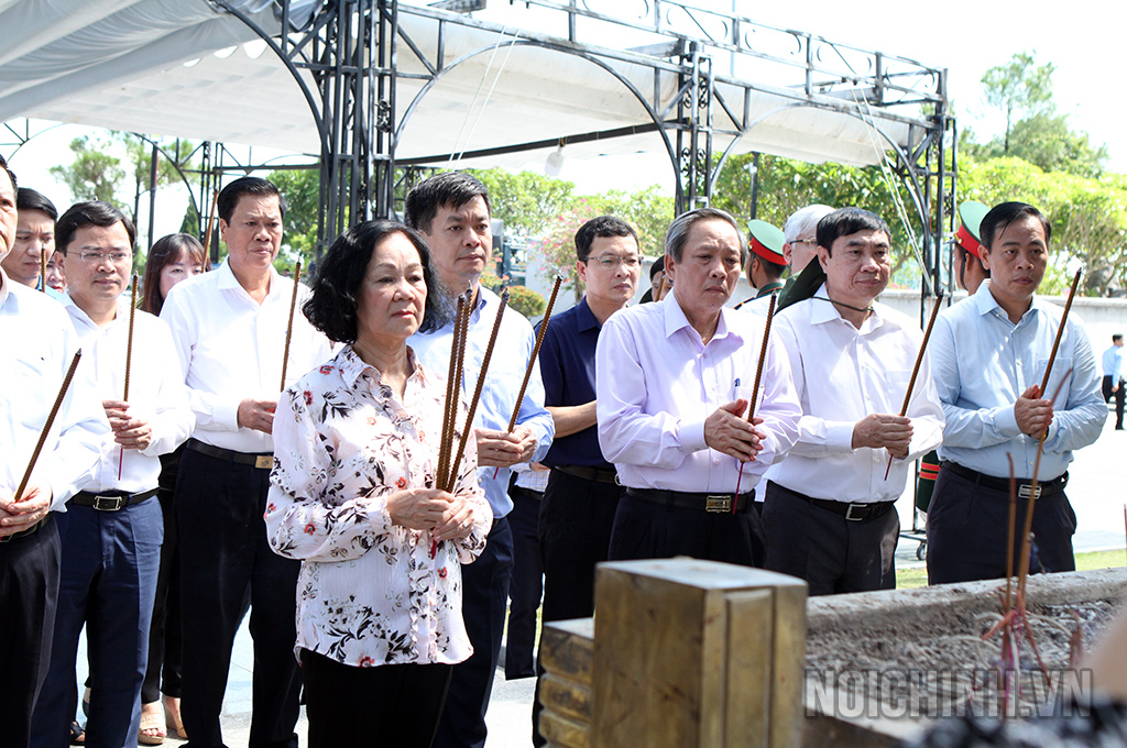  Đồng chí Trương Thị Mai, Ủy viên Bộ Chính trị, Bí thư Trung ương Đảng, Trưởng Ban Tổ chức Trung ương và các đồng chí Ủy viên Trung ương Đảng dâng hương tại Nghĩa trang Liệt sỹ Quốc gia Đường 9, tỉnh Quảng Trị