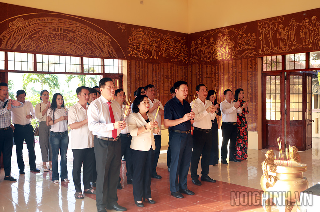 Các đồng chí: Phạm Xuân Thăng, Ủy viên Trung ương Đảng, Bí thư Tỉnh ủy, Chủ tịch HĐND tỉnh Hải Dương; Nguyễn Thái Học, Phó trưởng Ban, Chủ tịch Công đoàn Cơ quan Ban Nội chính Trung ương cùng lãnh đạo tỉnh Phú Yên và Đoàn công tác dâng hương tưởng nhớ các anh hùng liệt sỹ tỉnh Phú Yên