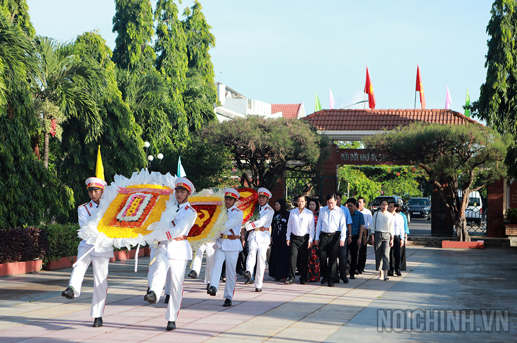 Đoàn công tác Ban Nội chính Trung ương và tỉnh Hải Dương cùng lãnh đạo tỉnh Phú Yên viếng nghĩa trang liệt sĩ tỉnh Phú Yên